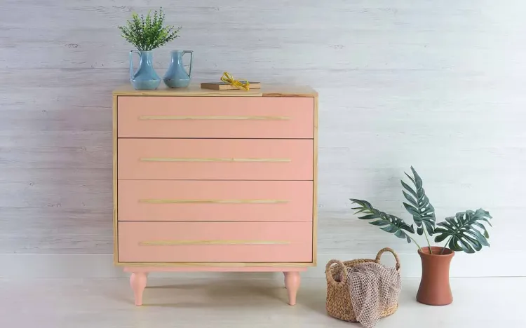 CÔMODA DE MADEIRA MACIÇA 4 GAVETAS RETRÔ SIDERAL NATURAL E ROSA BEBÊ 90X40X98CM
