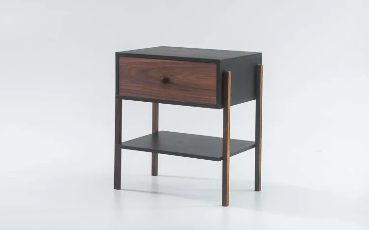 MESINHA LATERAL PARA QUARTO NASH PRETO COM PAUL FERRO E PÉS IMBUIA 54X37X60 CM