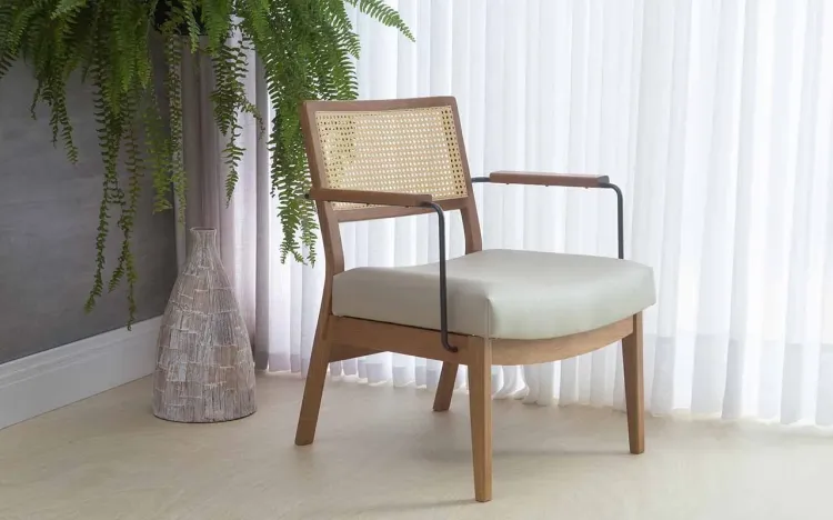 POLTRONA DE COURO SINTÉTICO BEGE PARA SALA LAVANDA AÇO PRETO VERNIZ AMENDOA TEC.1203 PÉROLA 63,5X64X78 CM