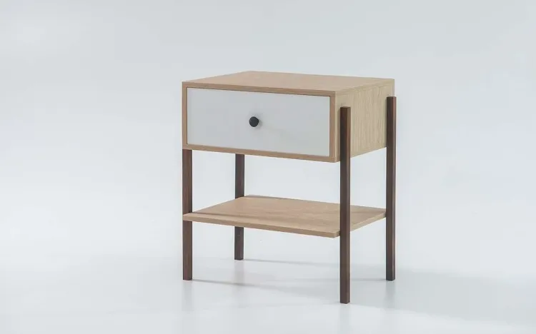 MESA DE CABECEIRA 1 GAVETA NASH MDF CARVALHO COM BRANCO E PÉS IMBUIA 54X37X60 CM