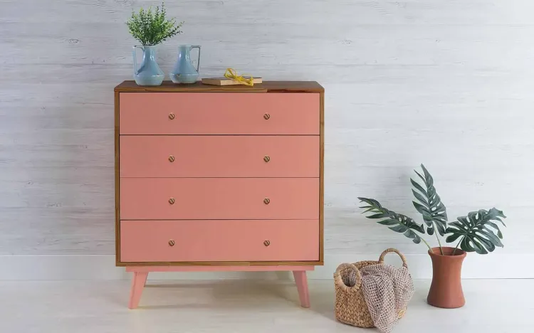 CÔMODA DE BEBÊ DE MADEIRA MACIÇA RETRÔ 4 GAVETAS CELESTE PUXADOR BOLINHA CAPUCCINO E ROSA CORAL 90X40X98CM