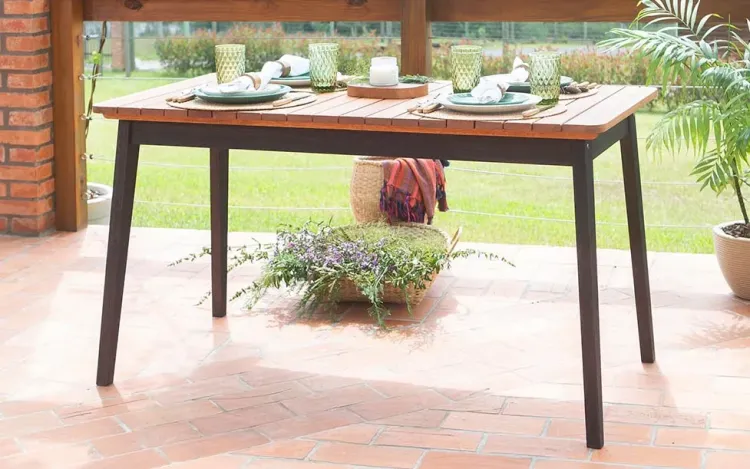 MESA VARANDA DE MADEIRA HOLZ 134X70X76 CM BASE PRETA E TAMPO CASTANHEIRA