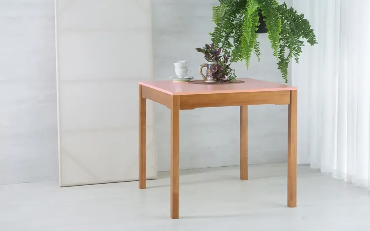 MESA DE JANTAR COM TAMPO MDF MACIÇO OLGA VERNIZ CAPUCCINO E ROSA BEBÊ 80X80X75CM