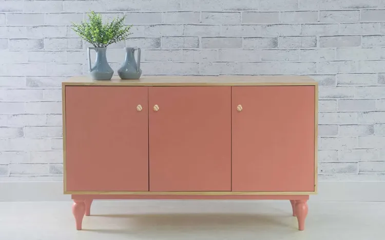 BALCÃO BUFFET COM PRATELEIRA E 3 PORTAS PUXADOR BOLINHA SIDERAL NATURAL E ROSA CORAL 133X40X79,5 CM