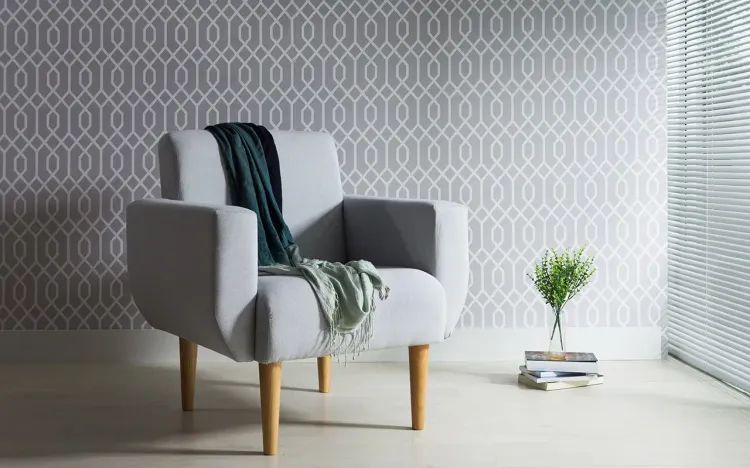 POLTRONA PARA SALA COM BRAÇOS PÉS DE MADEIRA ESTOFADA COR CINZA CLARA - VERNIZ AMENDOA \ TEC 915 - LIRIO - 80X76X84 CM