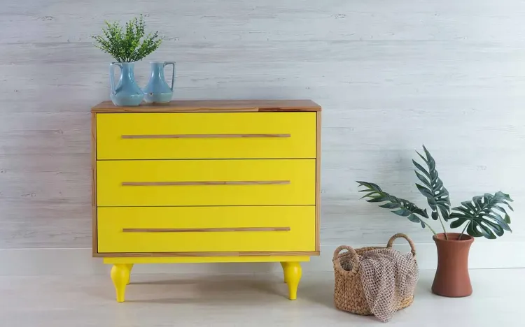 CÔMODA AMARELA DE MADEIRA MACIÇA RETRÔ 3 GAVETAS SIDERAL NÓZES E AMARELO 90X40X79,5CM