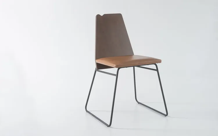 CADEIRA COM METAL E MADEIRA ESTOFADA BEND 01 VERNIZ CAPUCCINO E TEC. 029 COURO SINTETICO MARROM 51X51X81 CM