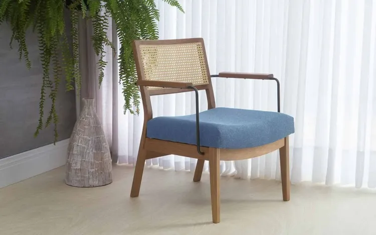 POLTRONA CONFORTÁVEL COM BRAÇOS DE METAL LAVANDA AÇO PRETO VERNIZ AMENDOA TEC.930 AZUL CLARO 63,5X64X78 CM