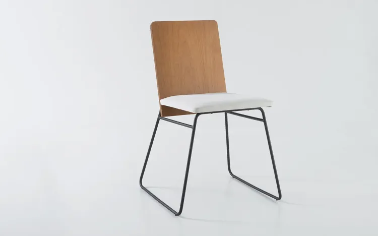 CADEIRA COM METAL E MADEIRA ESTOFADA BEND 06 VERNIZ AMÊNDOA E TEC. 003 ALGODÃO OFF WHITE 51X51X81 CM
