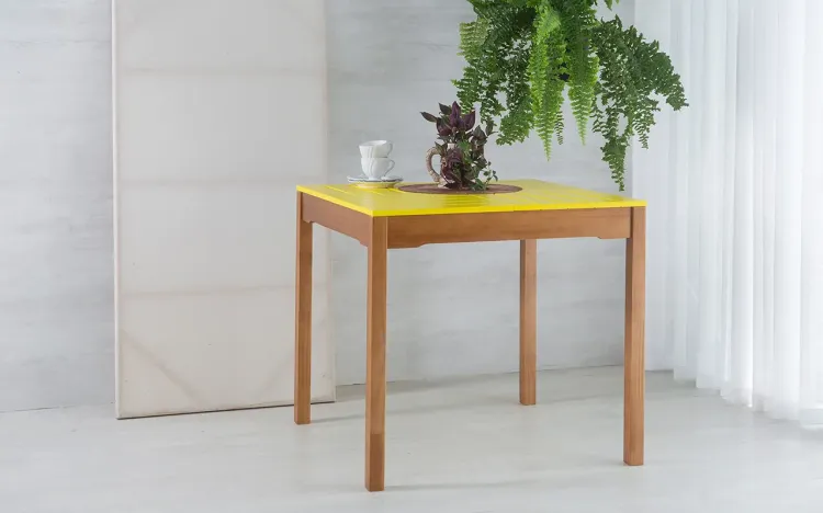 MESA PARA SALA DE JANTAR MACIÇA TAEDA COM TAMPO COLORIDO OLGA VERNIZ CAPUCCINO E AMARELO 80X80X75CM