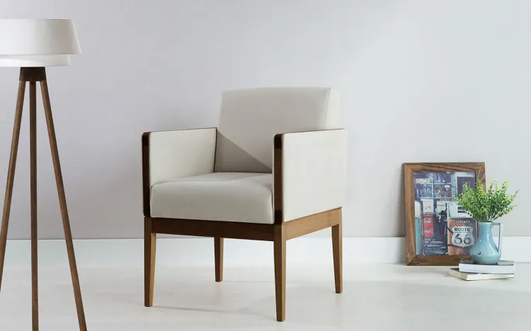 POLTRONA DE MADEIRA DECORATIVA BEGE - POLTRONA CONFORTÁVEL PARA SALA E QUARTO  - VERNIZ CAPUCCINO \ TEC.924 - MARISCAL - 62X64X83 CM