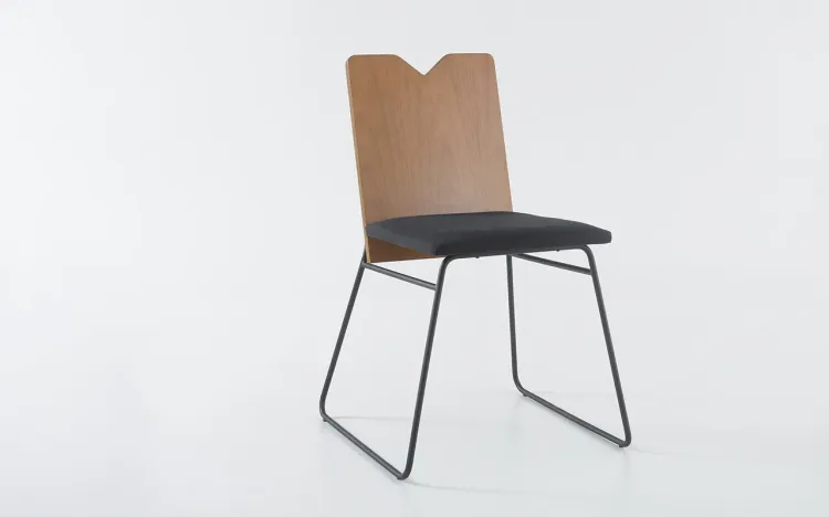 CADEIRA DE METAL PRETA ESTOFADA BEND 05 VERNIZ AMÊNDOA  E TEC. 004 PRETO 51X51X81 CM