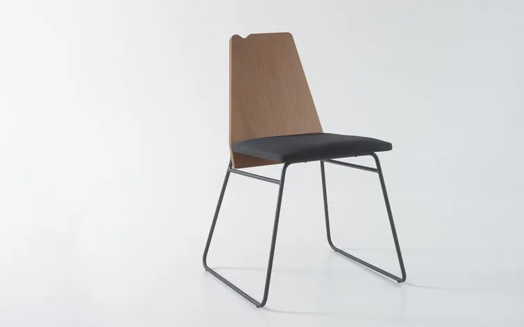 CADEIRA DE METAL COM ASSENTO ESTOFADO BEND 01 VERNIZ AMÊNDOA E TEC. 004 ALGODÃO PRETO 51X51X81 CM