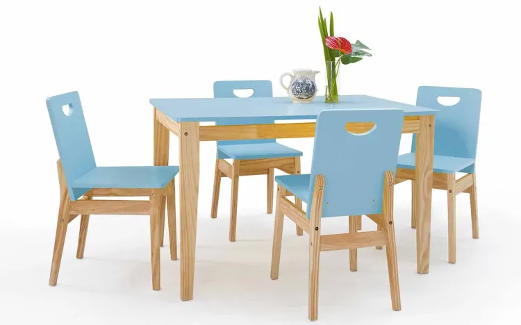 MESA COM CADEIRAS TUCUPI 120CM ACABAMENTO STAIN NATURAL E AZUL BEBÊ