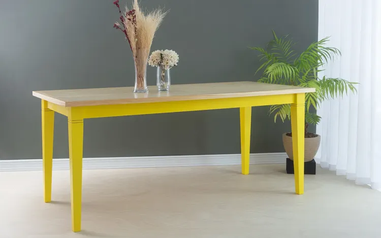 MESA PARA SALA DE JANTAR RETANGULAR FRISO 180X80X75 CM TAMPO NATURAL PÉS LACA AMARELO