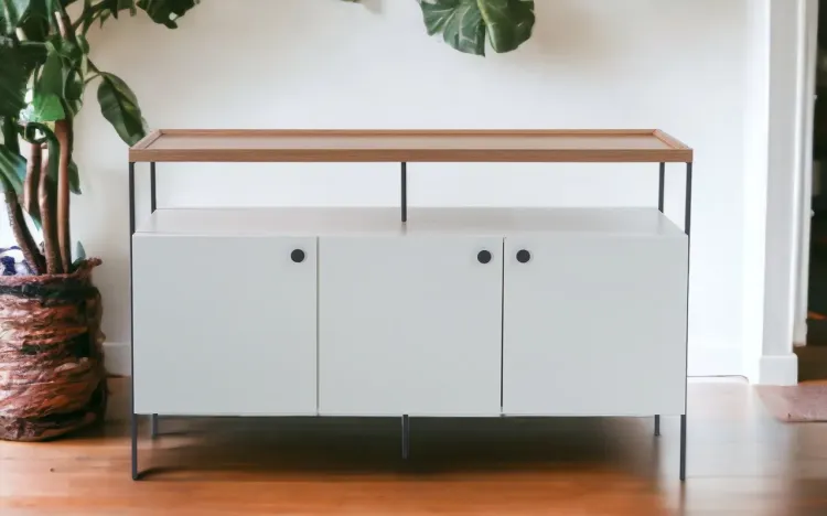 BALCÃO BUFFET 3 PORTAS COM PÉS DE METAL E TAMPO BANDEJA DE MADEIRA TRAY MDF BRANCO 122,5X41,5X75 CM