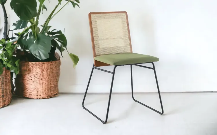 CADEIRA ENCOSTO PALHA E BASE DE METAL E RATTAN BEND 04 VERNIZ JATOBÁ E TEC. 121 ALGODÃO VERDE MUSGO 51X51X81 CM