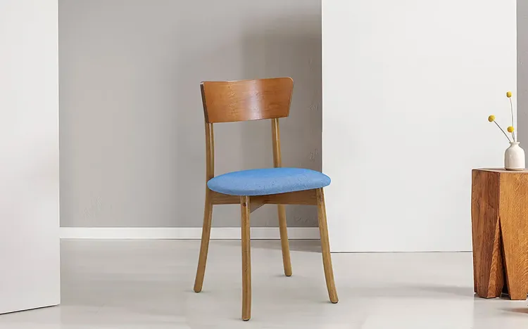CADEIRA DE MESA DE JANTAR ESTOFADA CATHERINE VERNIZ AMENDOA TEC. ALGODÃO RÚSTICO AZUL CLARO 42x42x85cm