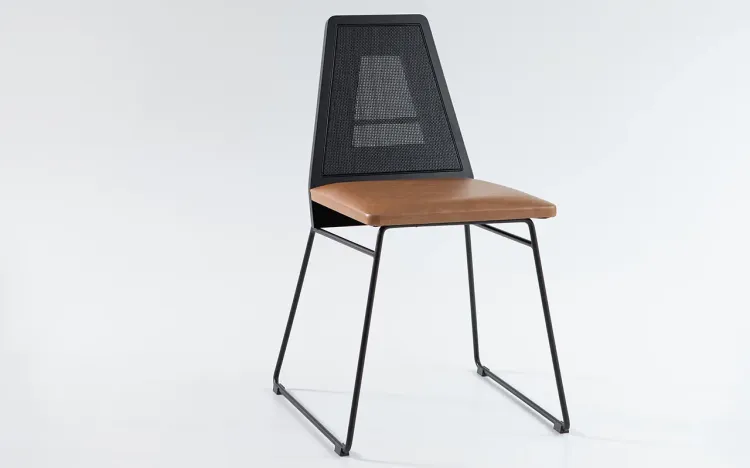 CADEIRA DE METAL PARA MESA DE JANTAR COM PALHINHA PRETA BEND 02 LACA PRETO E TEC. 0129 COURO SINTÉTICO CARAMELO 51X51X81 CM