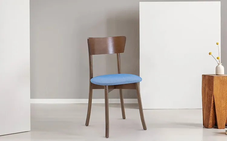 CADEIRA DE MESA DE JANTAR ESTOFADA CATHERINE VERNIZ CAPUCCINO TEC. ALGODÃO RÚSTICO AZUL CLARO 42x42x85cm