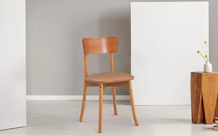 CADEIRA DE MESA DE JANTAR ESTOFADA CATHERINE VERNIZ JATOBÁ TEC. COURO SINTÉTICO CARAMELO 42x42x85CM