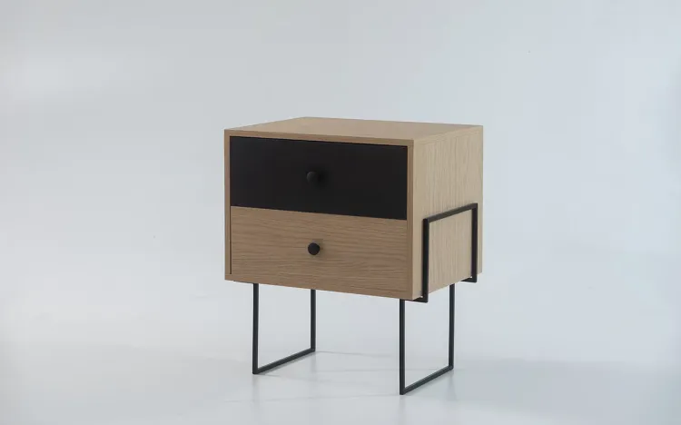 MESINHA LATERAL PARA QUARTO ZNASH MDF CARVALHO COM PRETO E PÉS METAL 52X37X60 CM