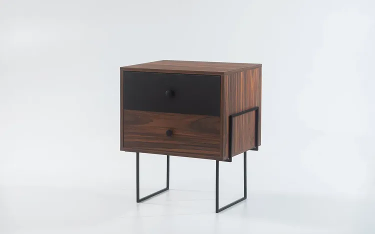 MESINHA DE CABECEIRA 2 GAVETAS ZNASH MDF PAU FERRO COM PRETO E PÉS METAL 52X37X60 CM
