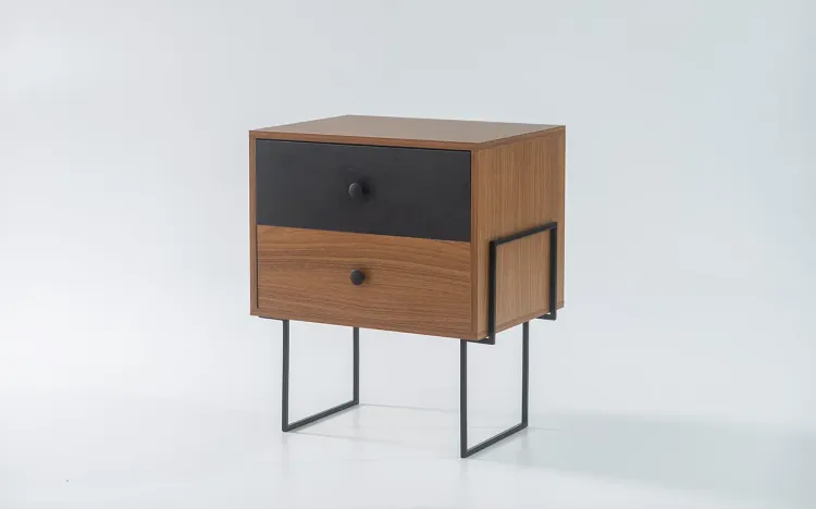 MESINHA DE CABECEIRA COM GAVETA ZNASH MDF FREIJÓ COM PRETO E PÉS DE METAL 52X37X60 CM