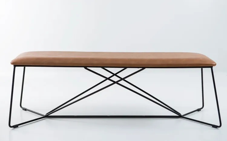 BANCO COM PÉS DE METAL ESTOFADO 3 LUGARES BEND 149X47X47CM TEC. 029 COURO SINTÉTICO CARAMELO